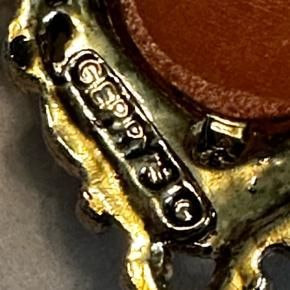 Vintage Gerrys Signed Cameo Coral Tone Antiqued Gold Tone Brooch Pendant - Picture 8 of 10